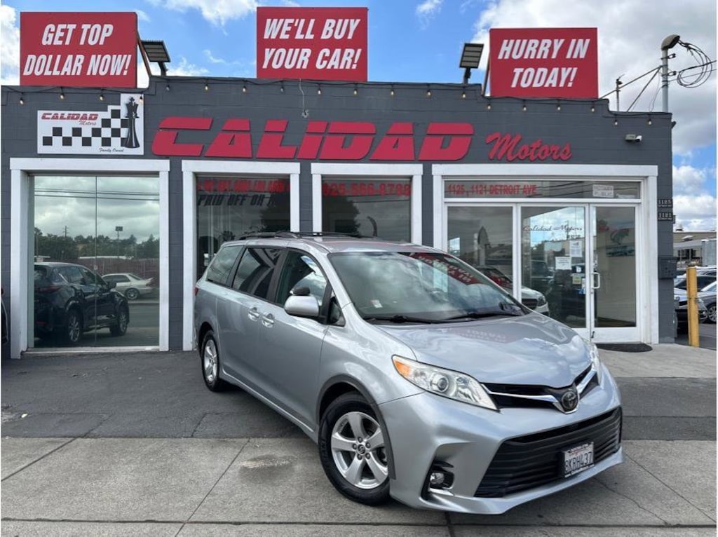 Used 2019 Toyota Sienna LE Minivan 4D Mini-van, Passenger