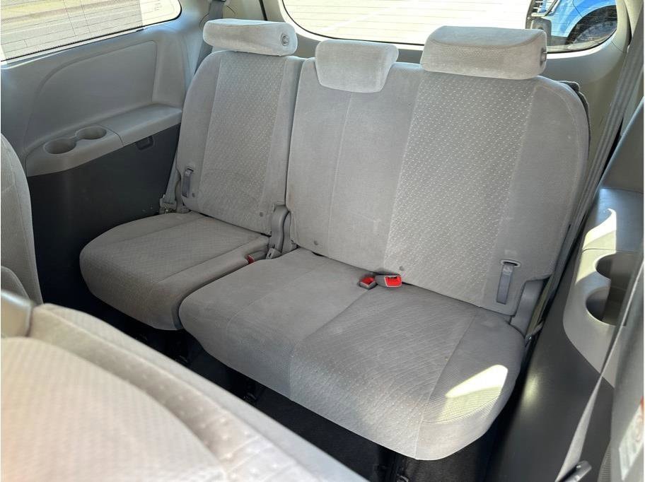 2019 Toyota Sienna LE - Photo 13
