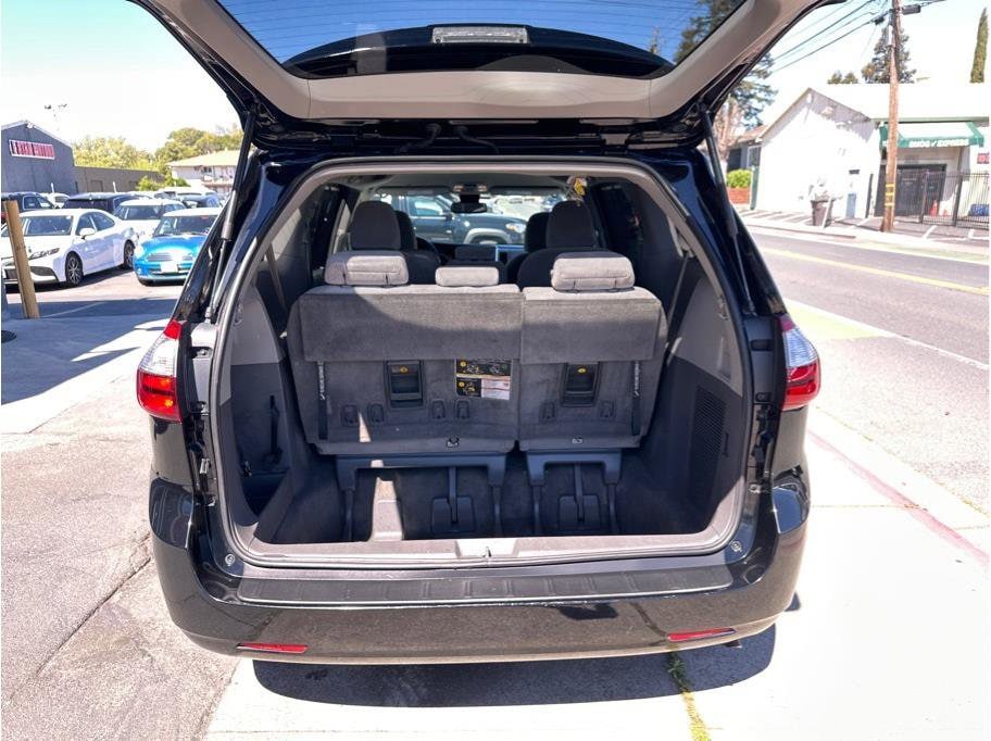 2019 Toyota Sienna LE - Photo 26
