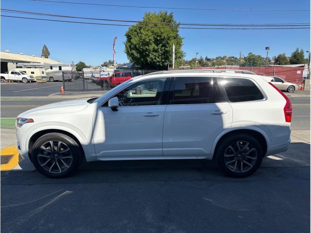 Used 2018 Volvo XC90 Momentum Sport Utility