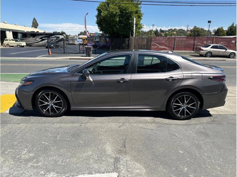 2022 Toyota Camry SE photo 4