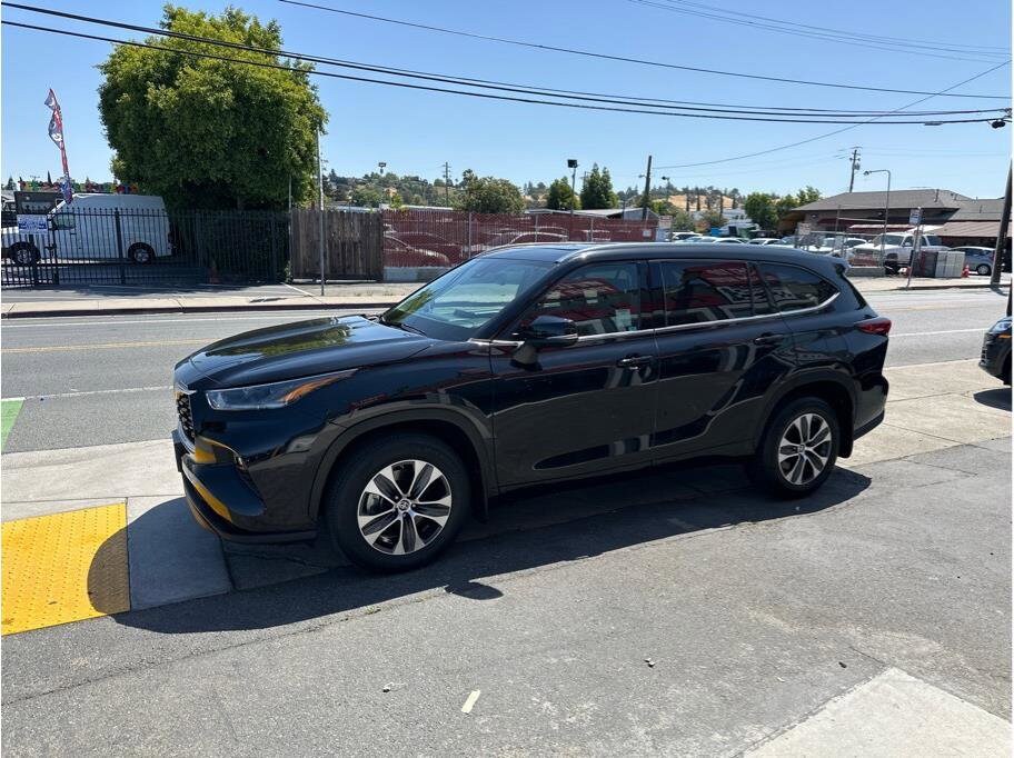 2021 Toyota Highlander XLE photo 3