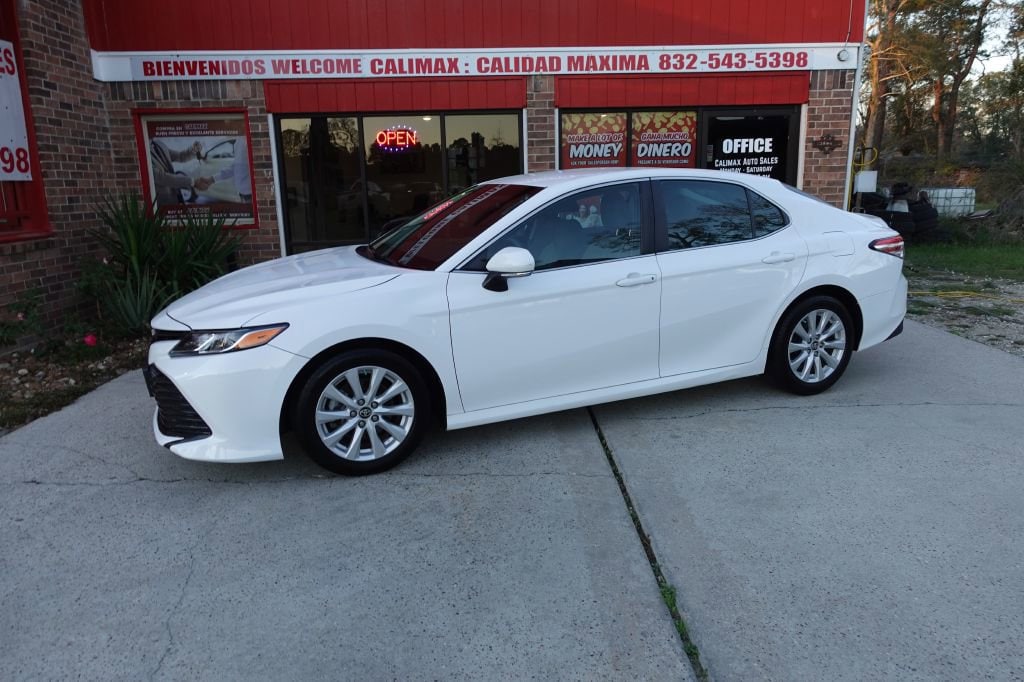 2018 Toyota Camry LE's photo