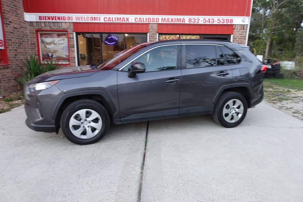 2021 Toyota RAV4 LE's photo