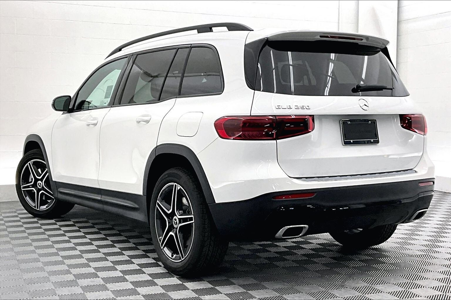 2026 Mercedes Benz GLB 250 photo 2