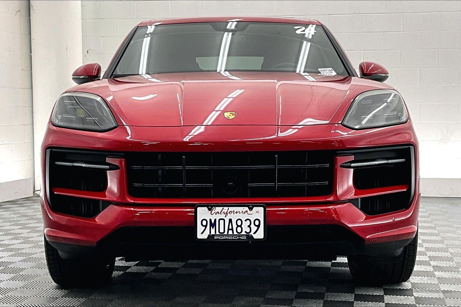 2024 Porsche Cayenne photo 2