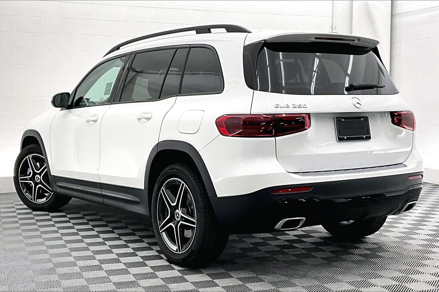 2026 Mercedes Benz GLB 250 photo 2