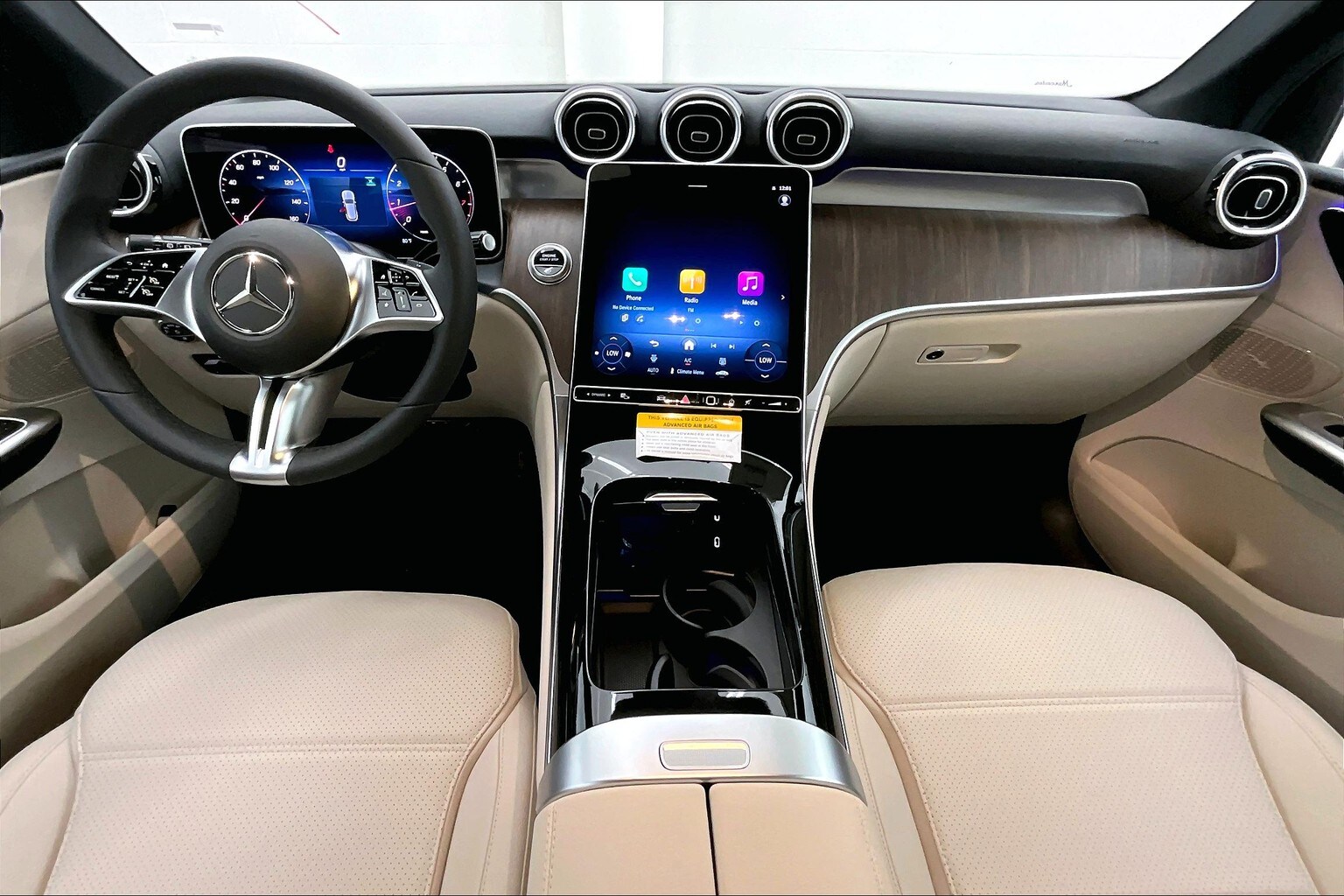 2025 Mercedes Benz GLC 300 photo 4
