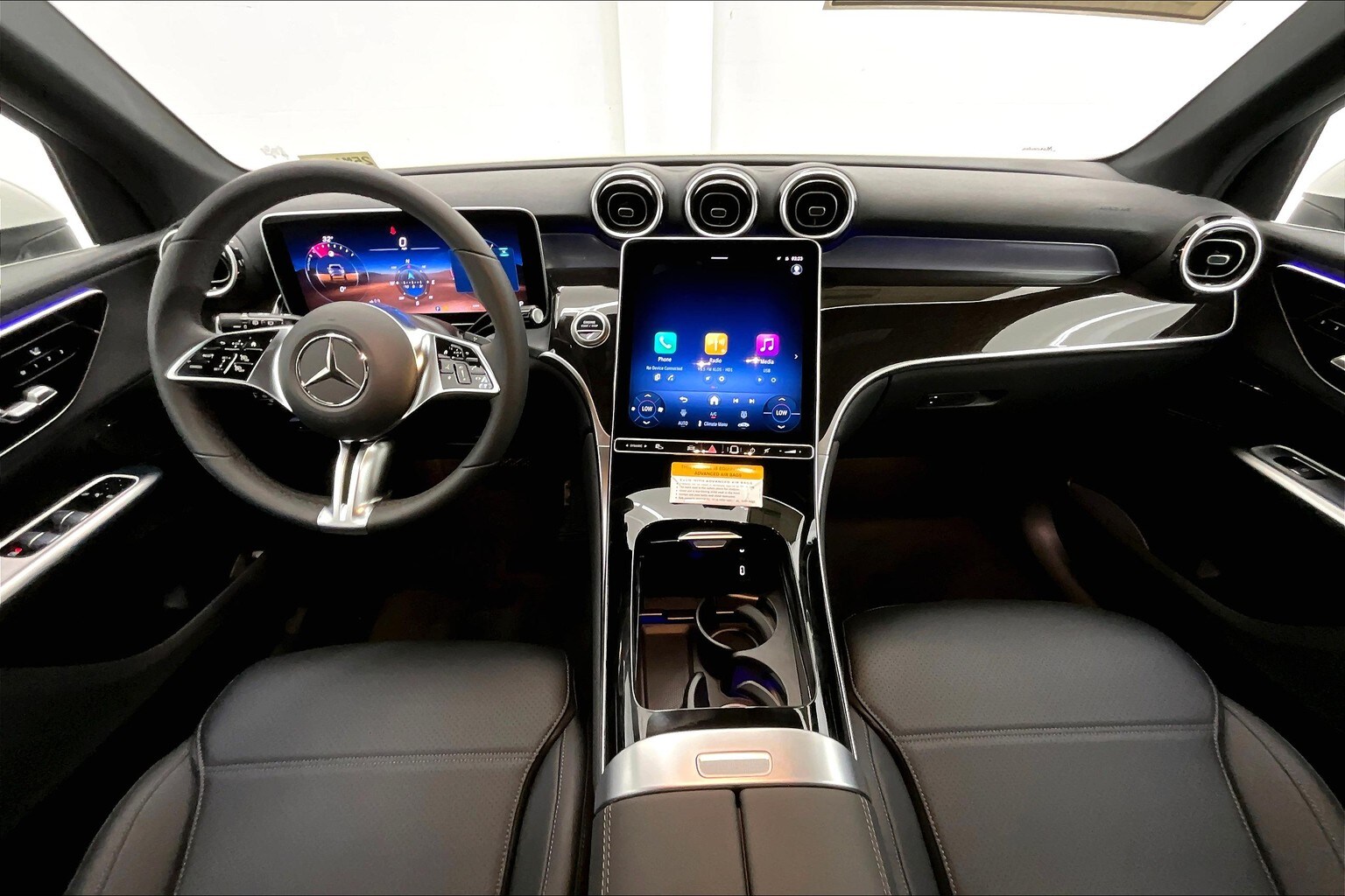 2025 Mercedes Benz GLC 300 photo 4