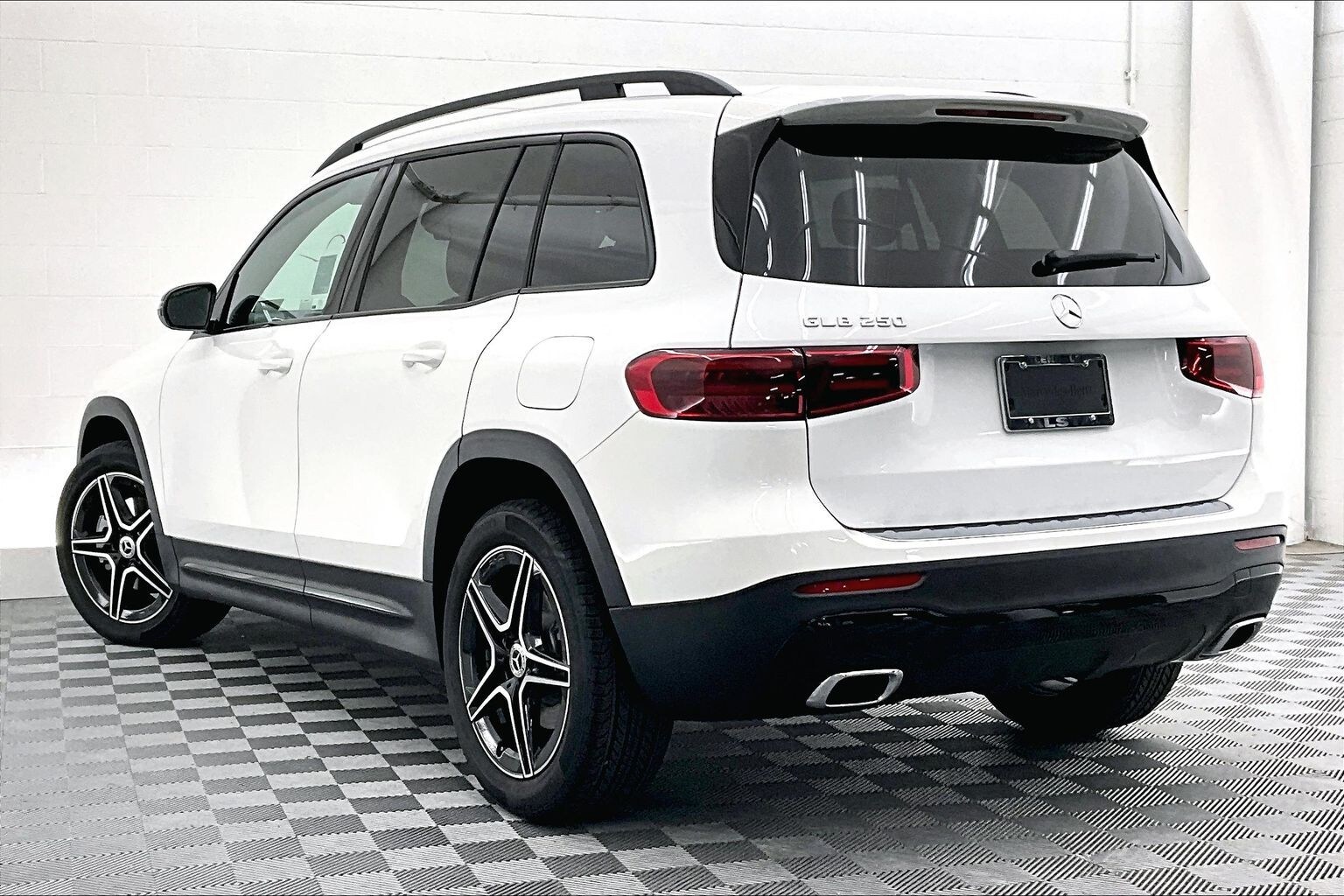 2026 Mercedes Benz GLB 250 photo 2