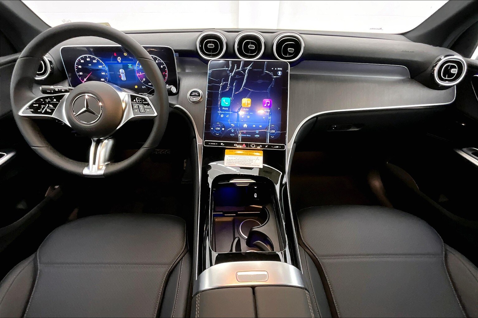 2025 Mercedes Benz GLC 300 photo 4