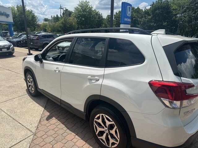 2022 Subaru Forester Premium photo 4