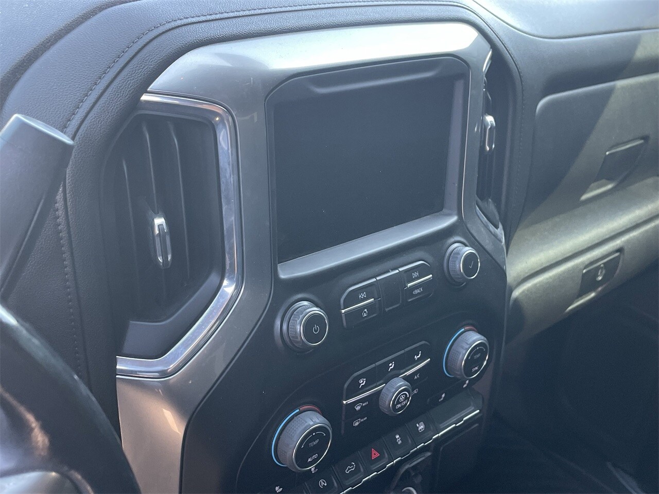 2022 Chevrolet Silverado 1500 LT photo 3