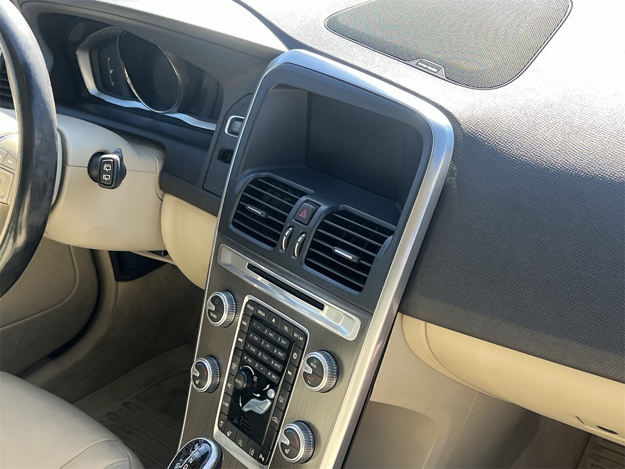 2016 Volvo XC60 T6 Drive-E Platinum photo 2