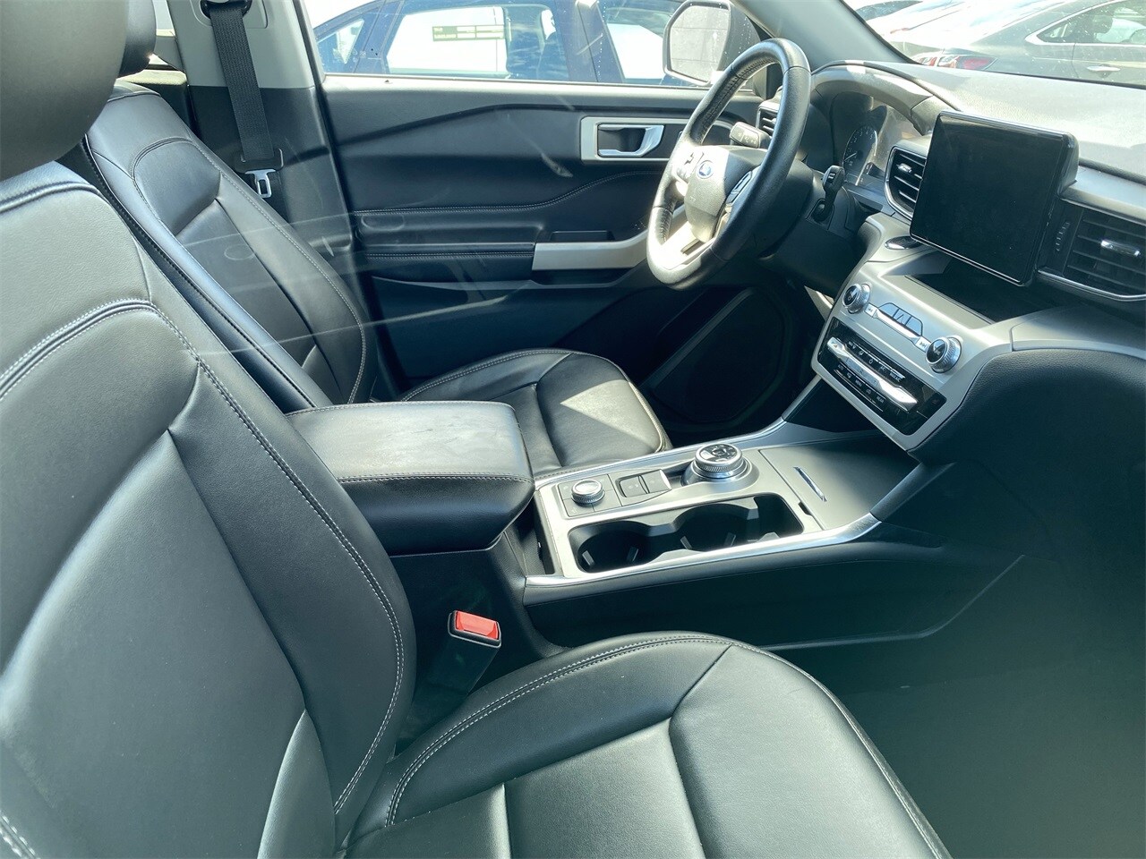 2023 Ford Explorer XLT photo 2