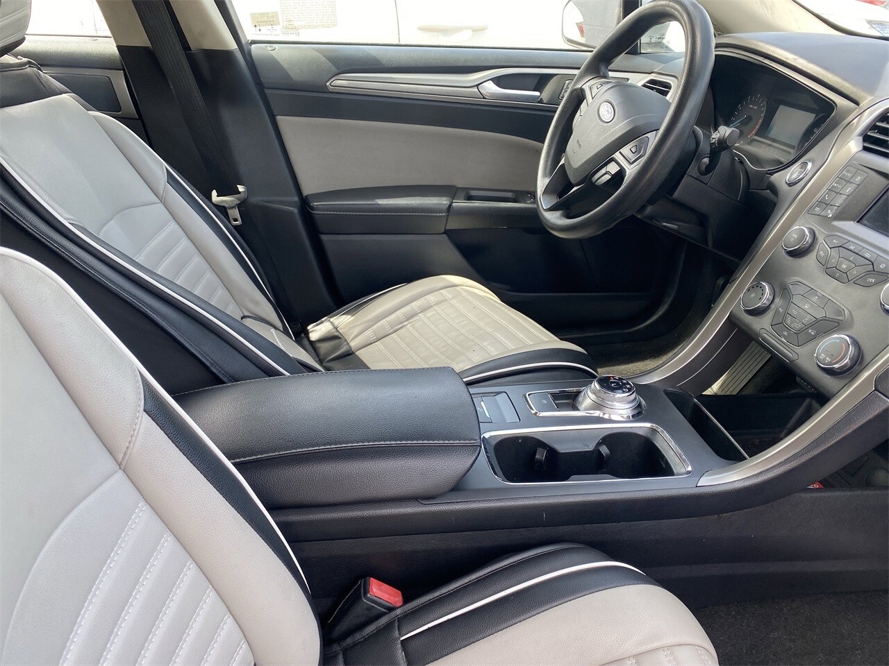 2020 Ford Fusion S photo 2