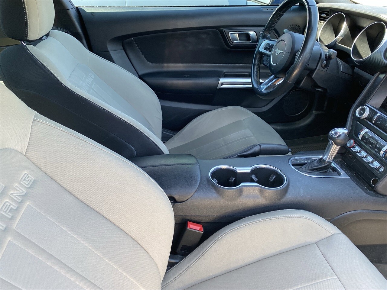 2022 Ford Mustang EcoBoost photo 3