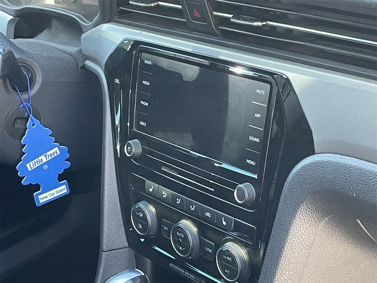 2021 Volkswagen Passat 2.0T SE photo 4