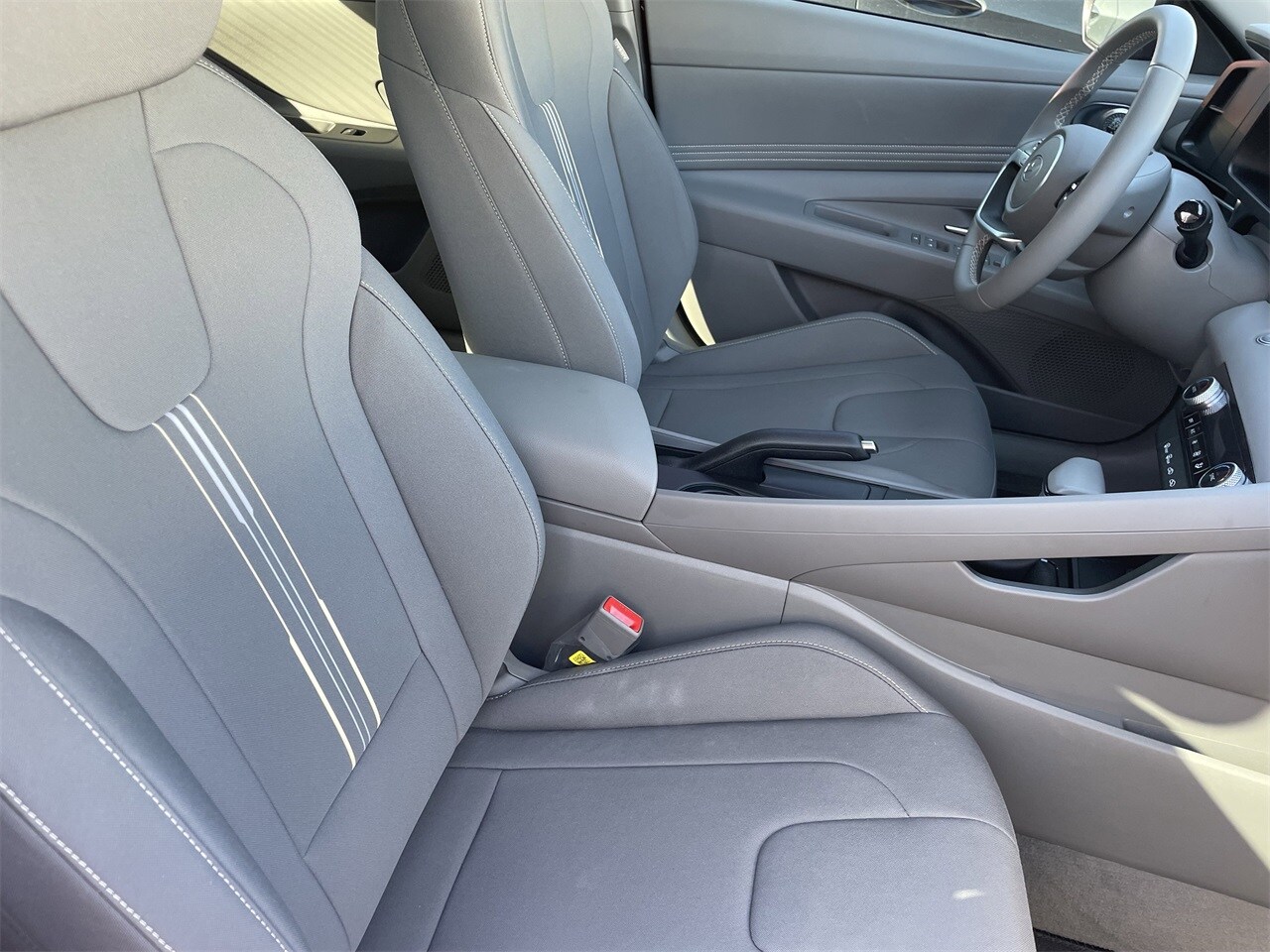 2025 Hyundai Elantra SEL Sport photo 2