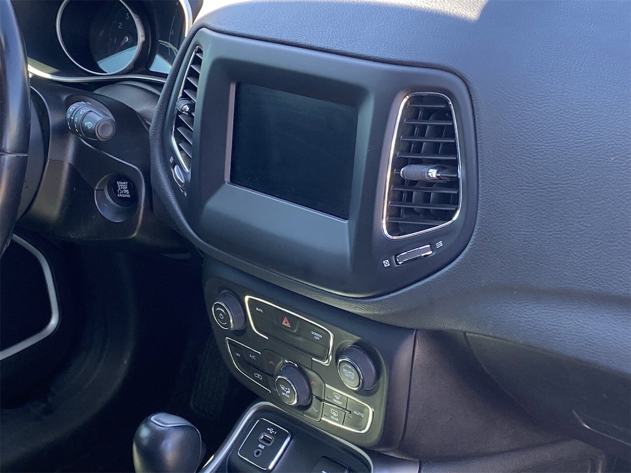2019 Jeep Compass Latitude photo 2