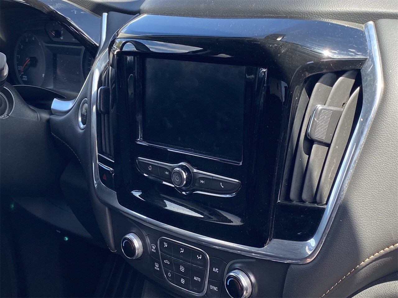 2020 Chevrolet Traverse LS photo 3