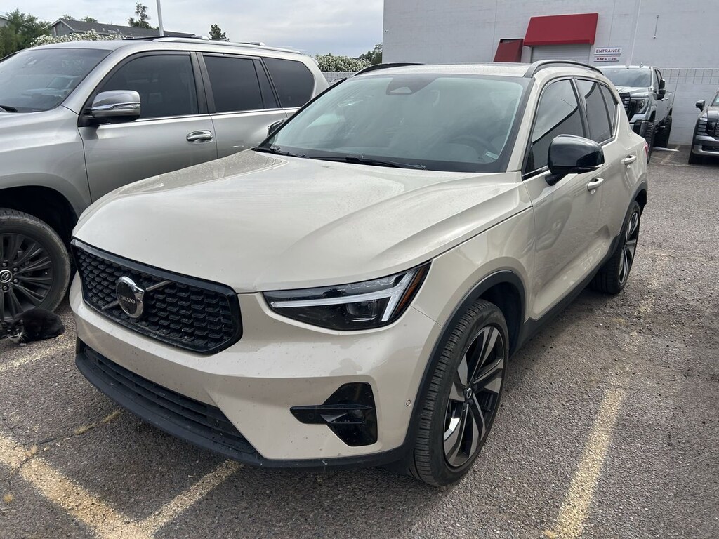 Used 2025 Volvo XC40 B5 Plus Dark Theme SUV