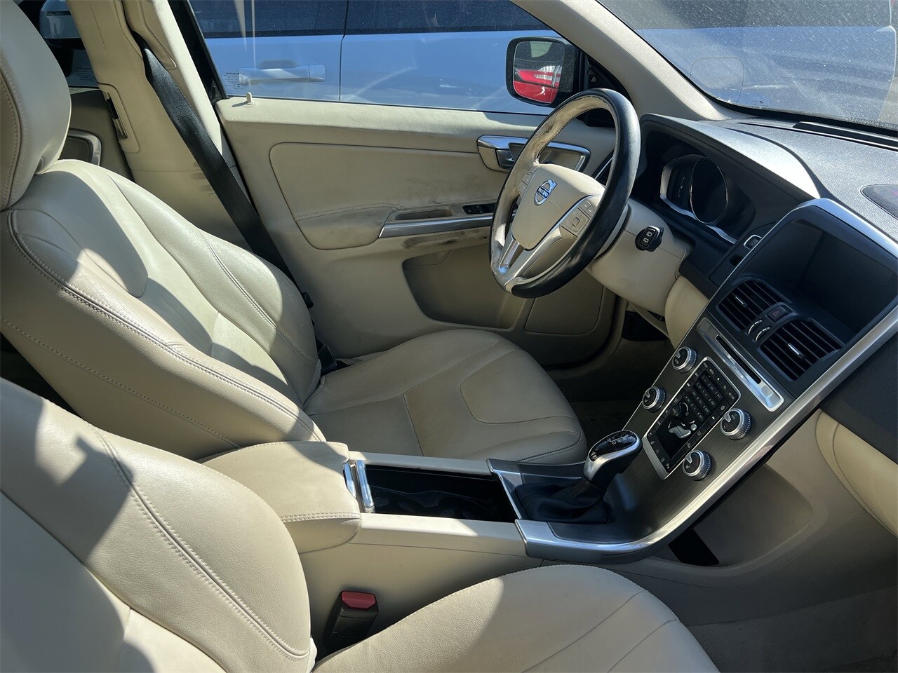 2016 Volvo XC60 T6 Drive-E Platinum photo 3