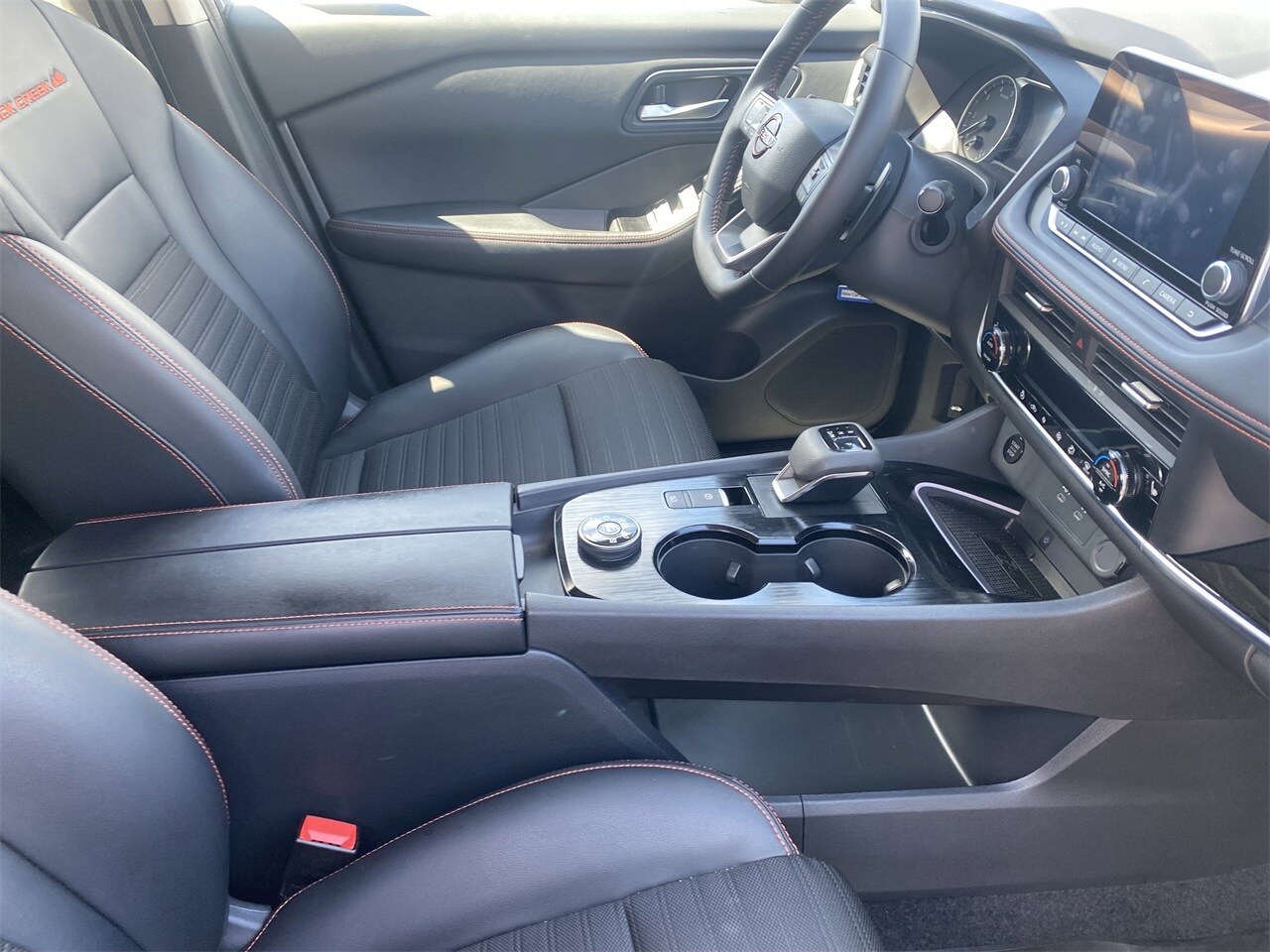 2025 Nissan Rogue SV photo 4