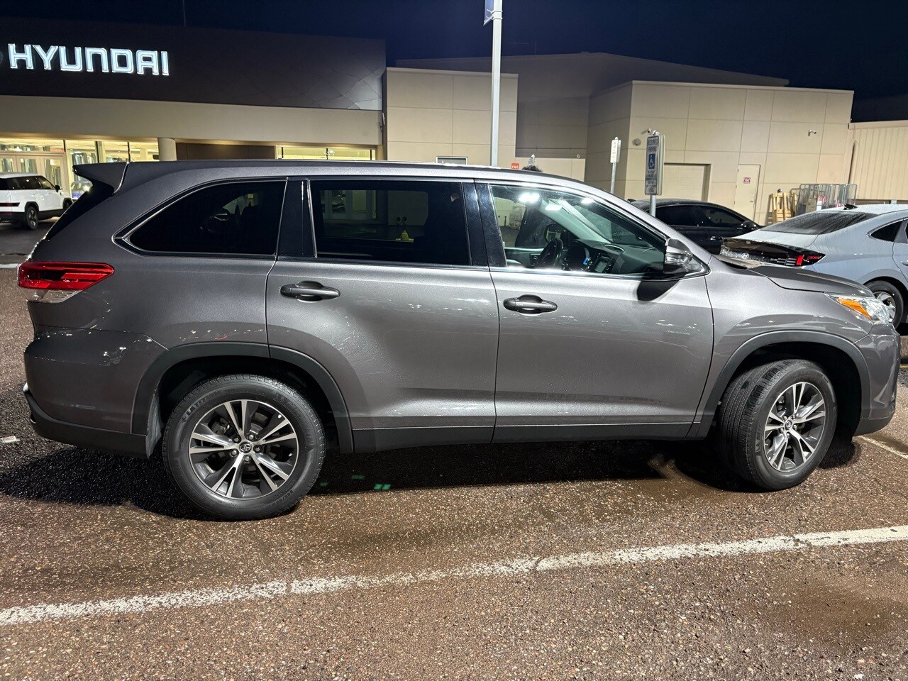 2019 Toyota Highlander LE photo 2