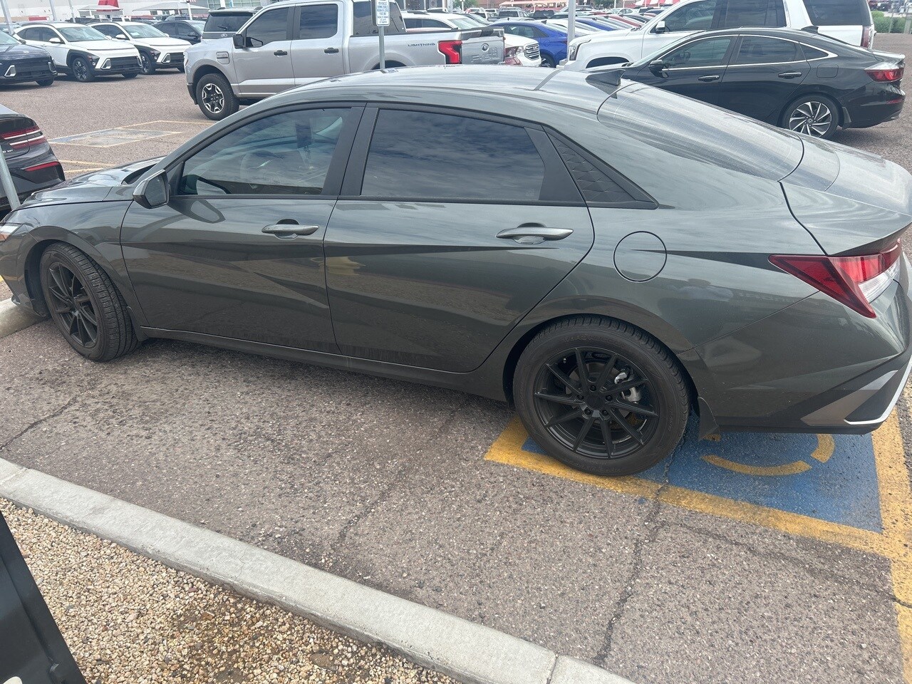 2024 Hyundai Elantra SE photo 2