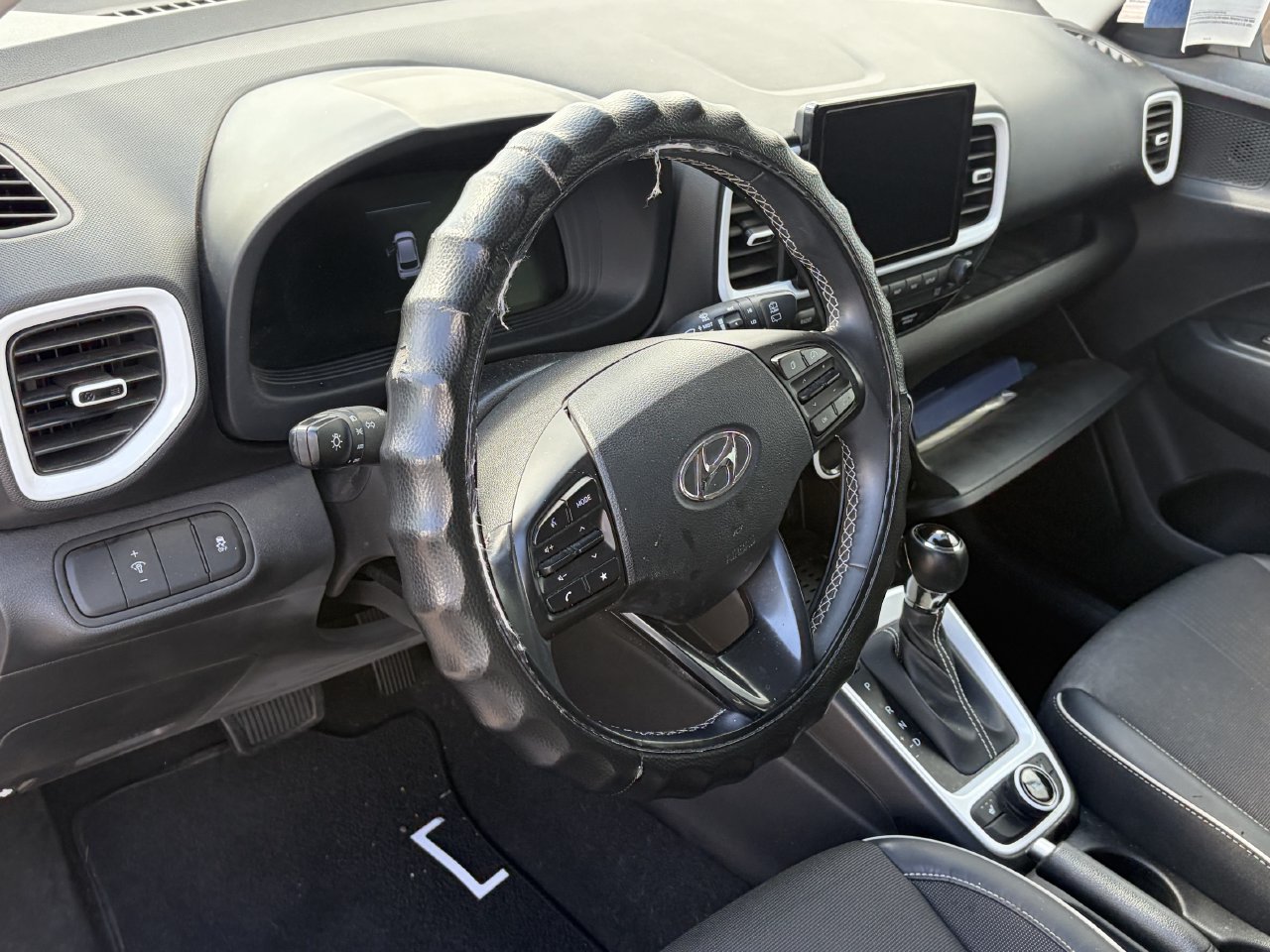 2024 Hyundai Venue Limited - Photo 7