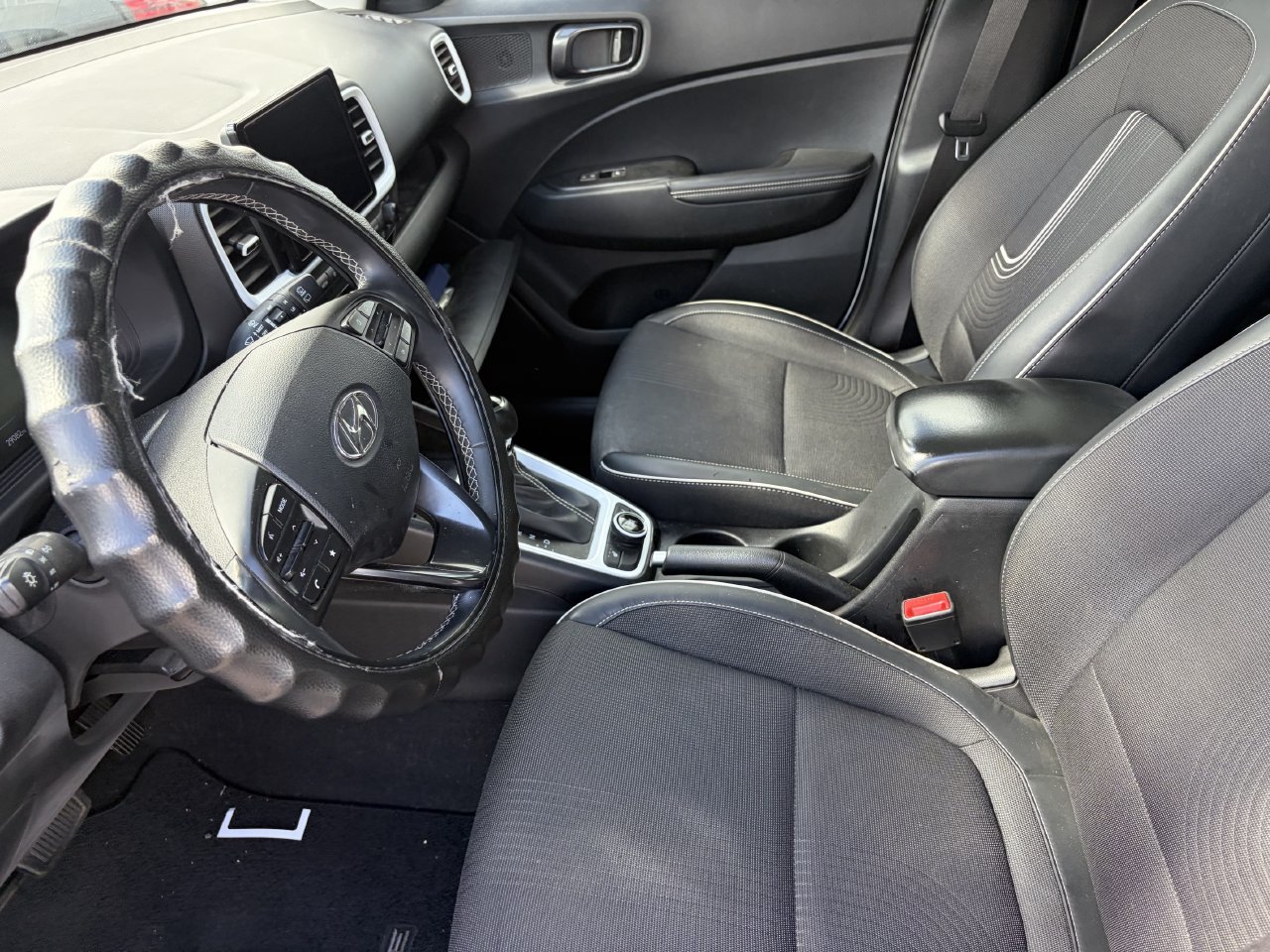 2024 Hyundai Venue Limited - Photo 6