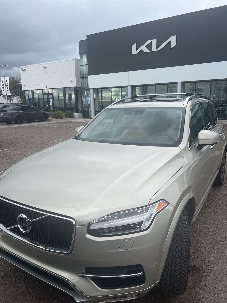 2016 Volvo XC90 T6 Momentum AWD photo 3