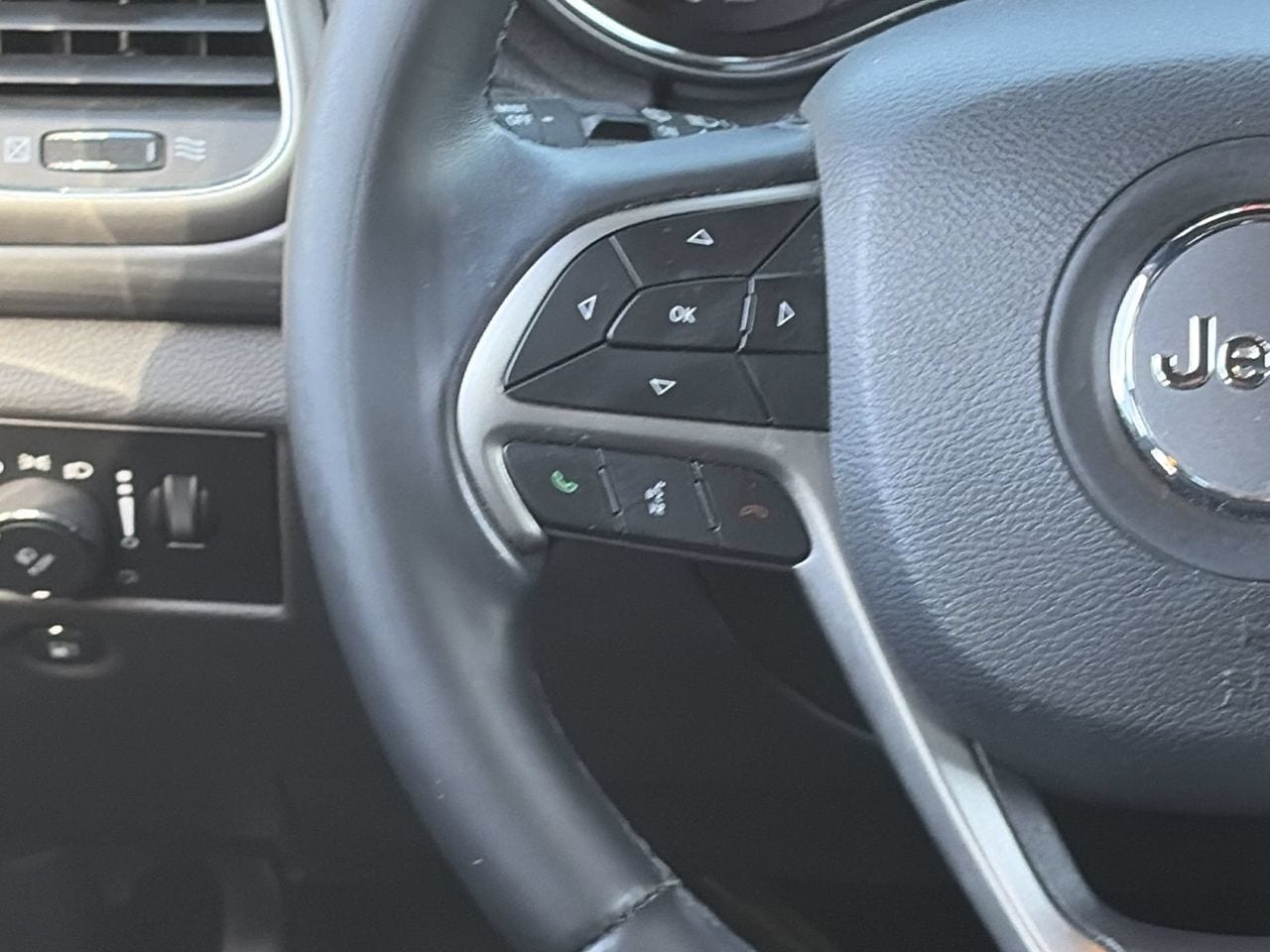 Used 2020 Granite Crystal Jeep Laredo image 22