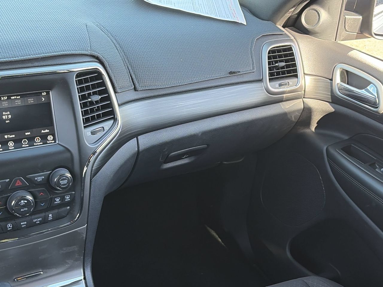 Used 2020 Granite Crystal Jeep Laredo image 15