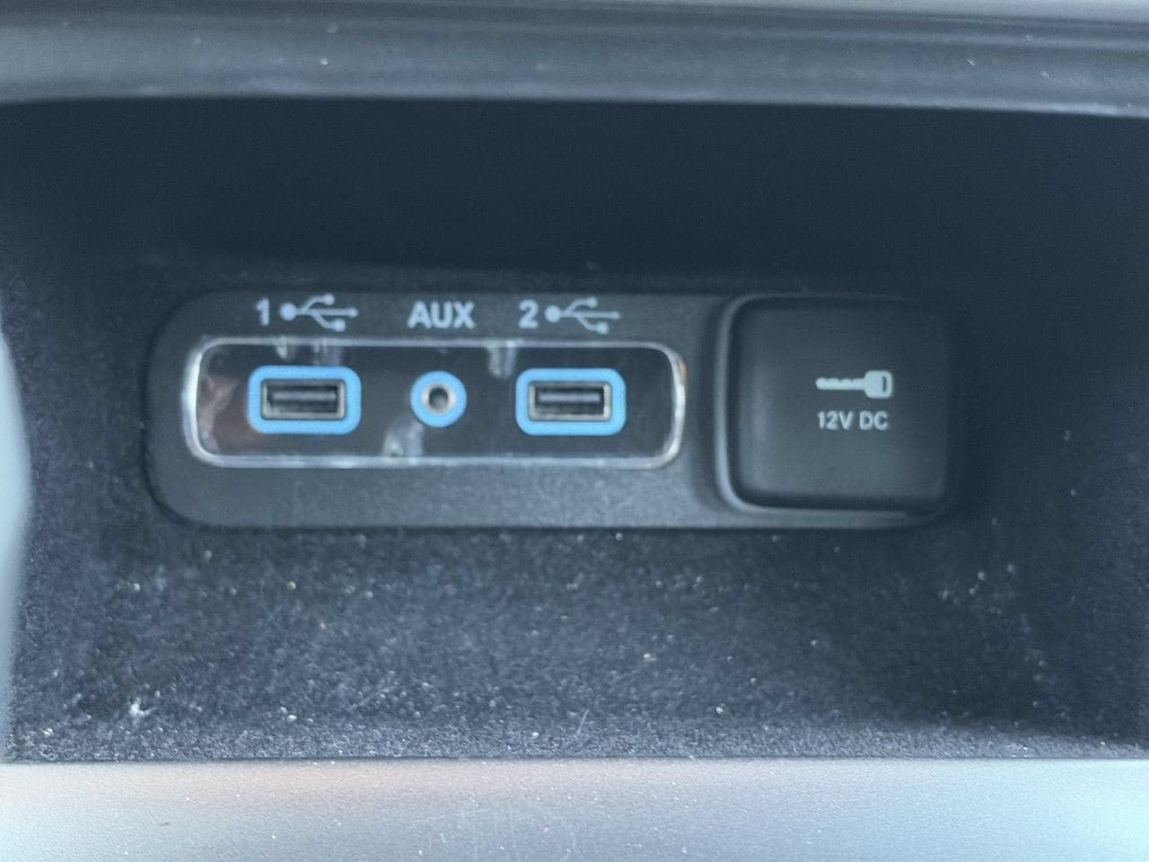 Used 2020 Granite Crystal Jeep Laredo image 27