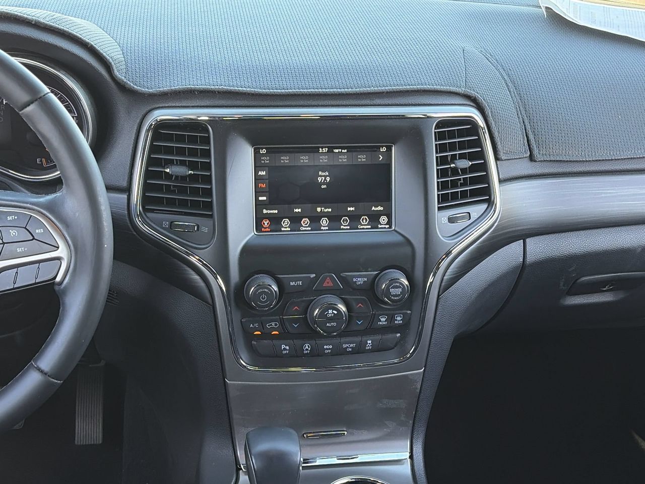 Used 2020 Granite Crystal Jeep Laredo image 14