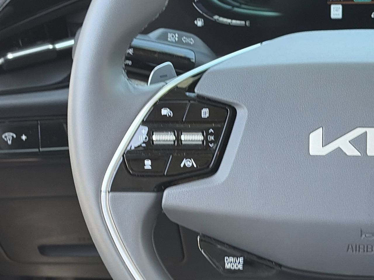 Certified Used 2025 Snow White Pearl Kia EX image 22