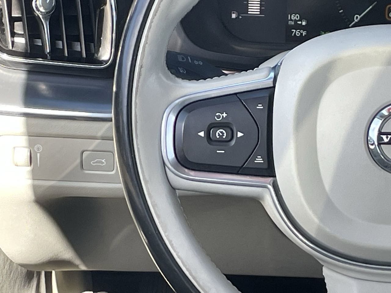 Used 2019 Onyx Black Volvo T5 Momentum image 22