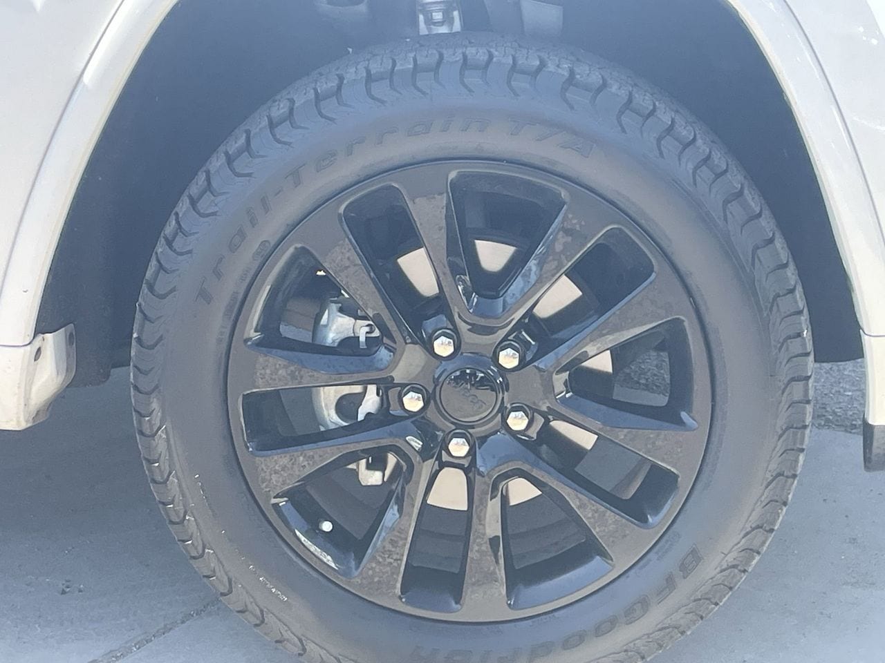 Used 2020 Bright White Jeep Laredo image 9