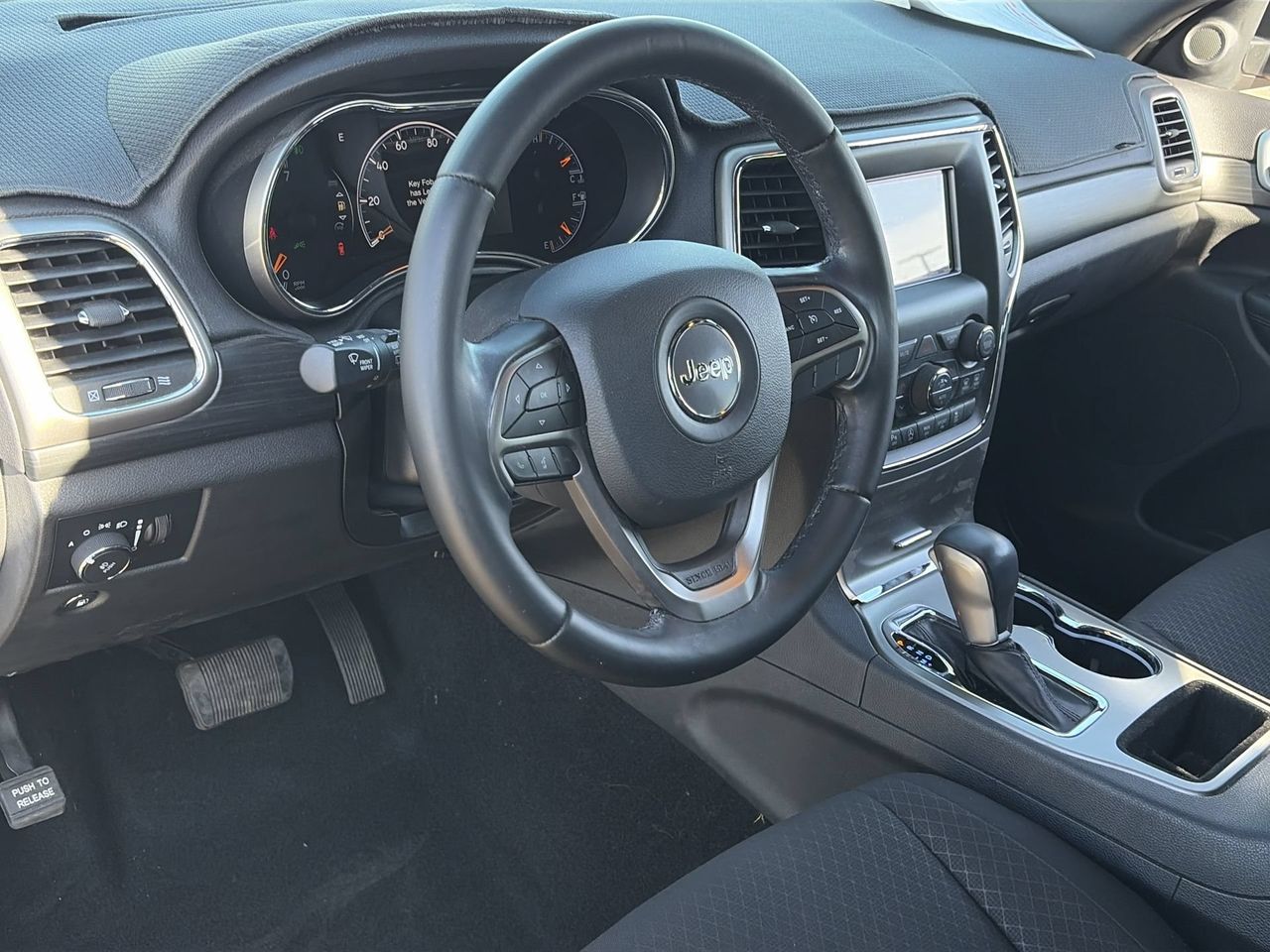 Used 2020 Granite Crystal Jeep Laredo image 17