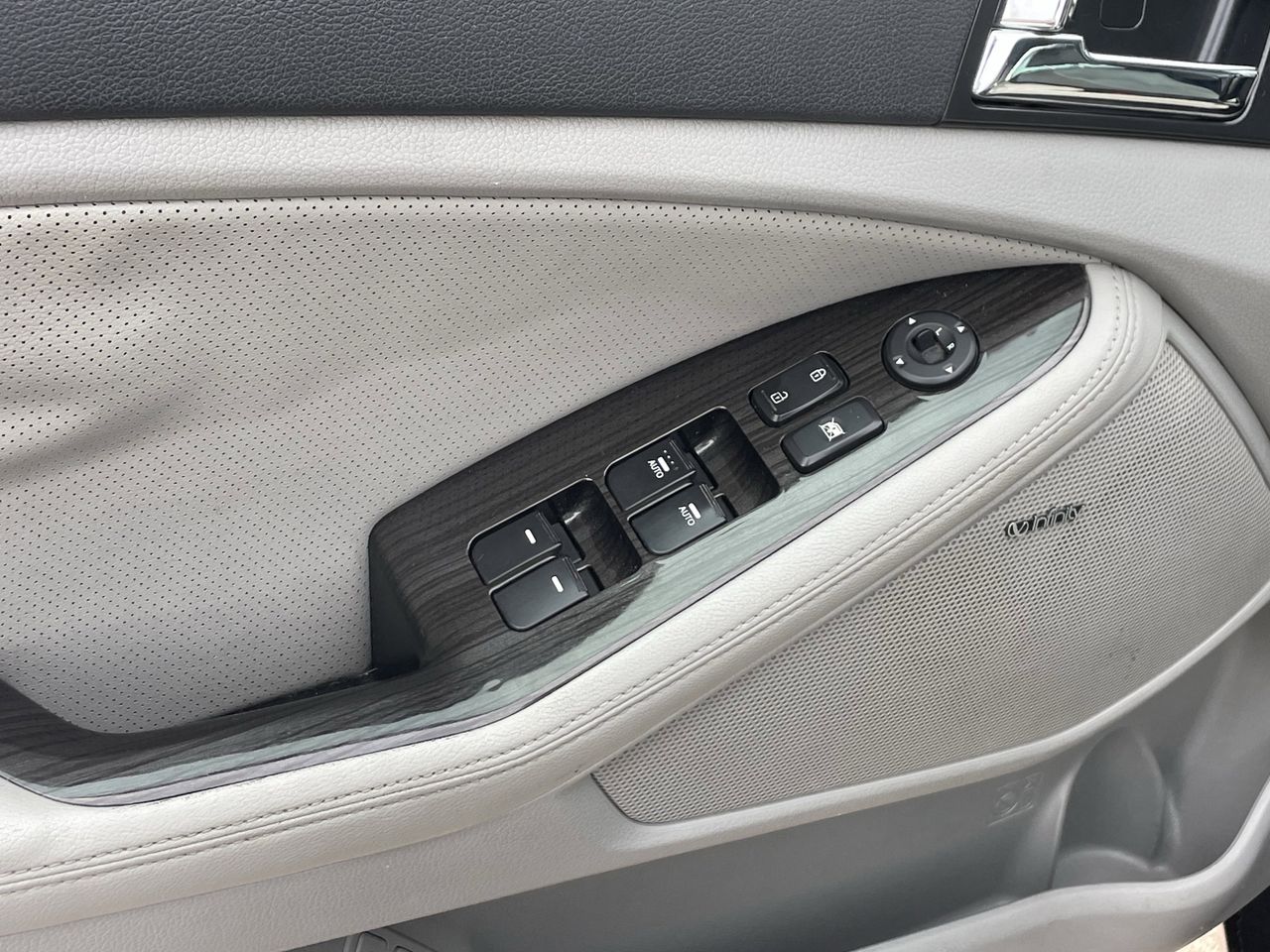 Used 2011 Ebony Black Kia EX image 10