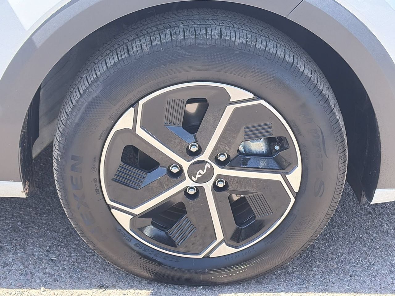 Certified Used 2025 Snow White Pearl Kia EX image 9