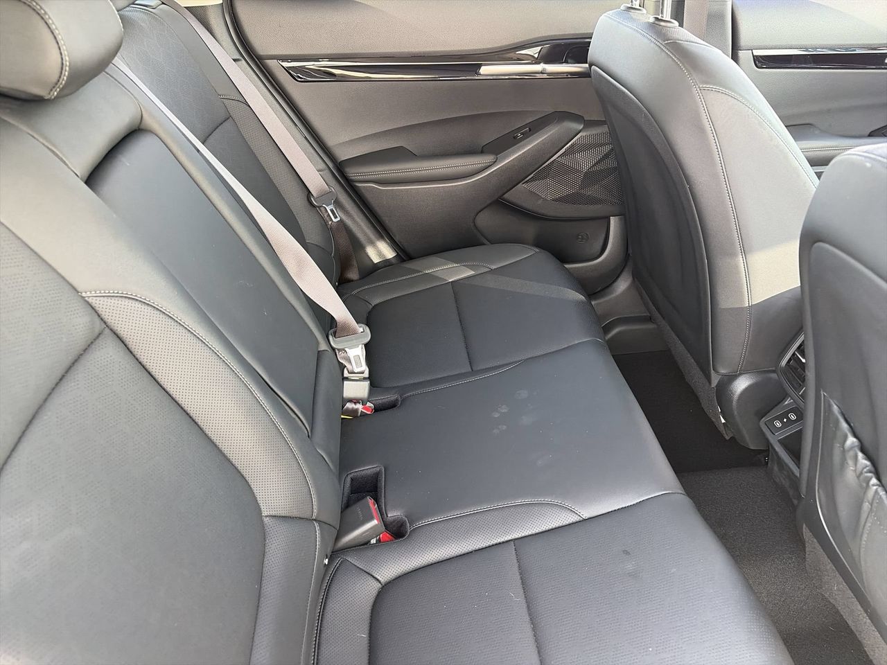 Certified Used 2025 Snow White Pearl Kia EX image 12