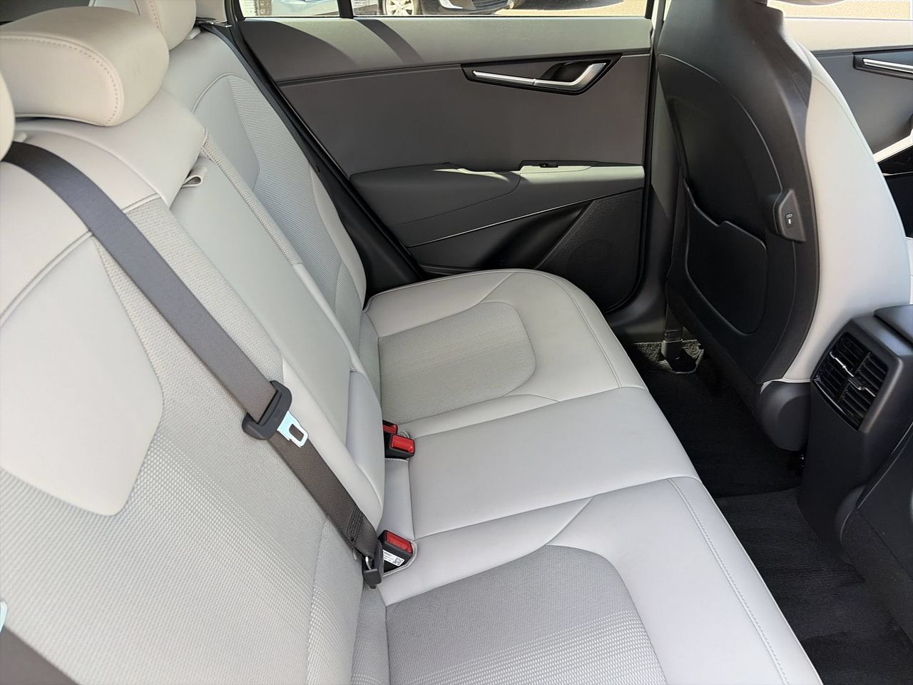 Certified Used 2025 Snow White Pearl Kia EX image 12