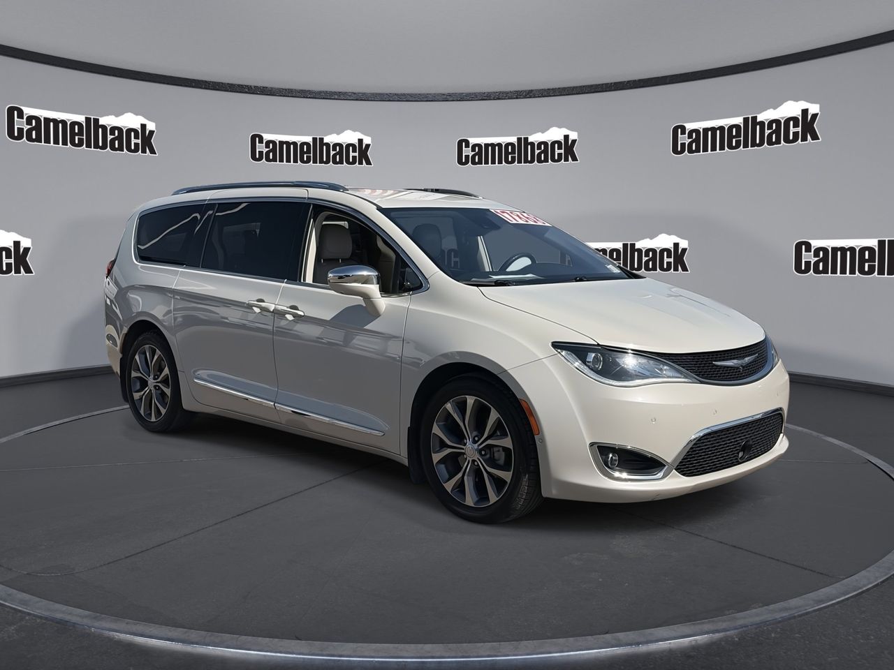 2017 Chrysler Pacifica Limited's photo