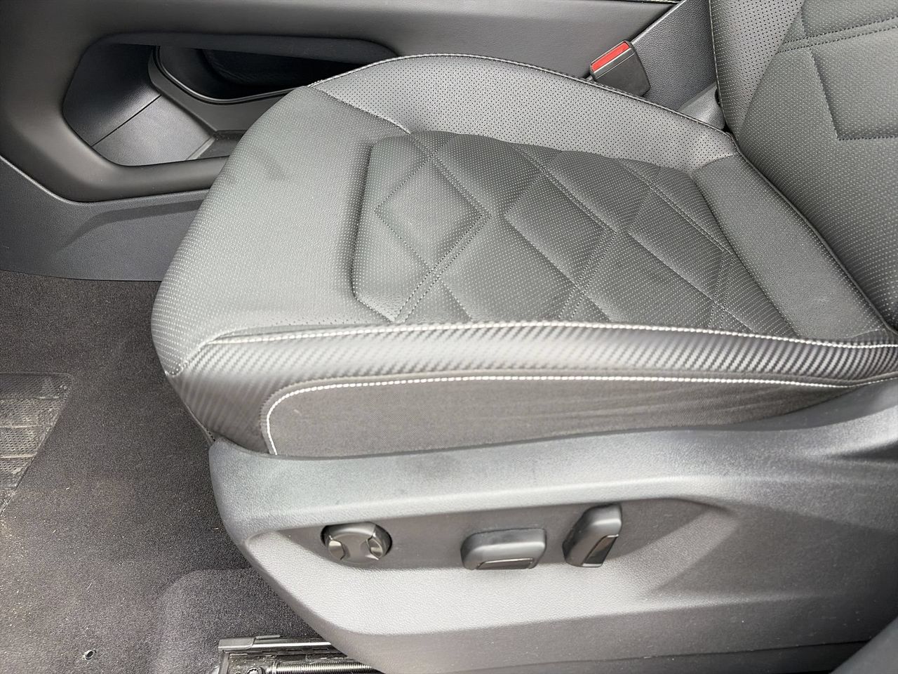 Used 2024 Silver Mist Volkswagen 2.0T SE w/Technology image 19