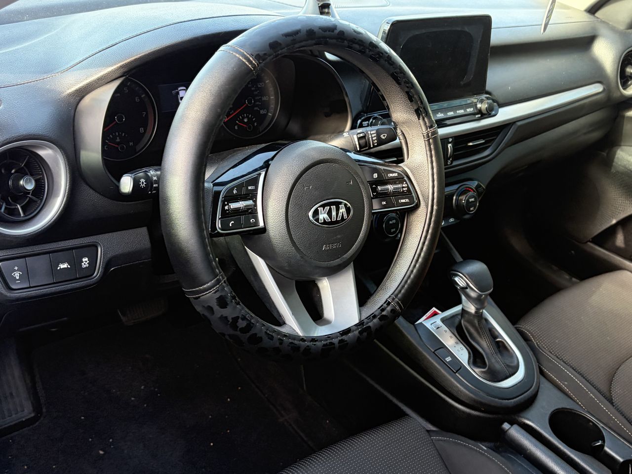 Used 2019 Clear White Kia LXS image 5