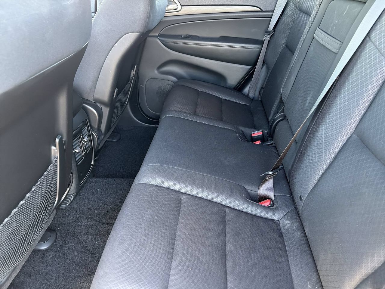 Used 2020 Granite Crystal Jeep Laredo image 16