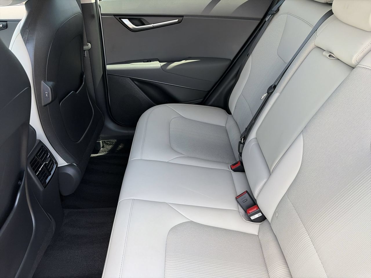 Certified Used 2025 Snow White Pearl Kia EX image 16